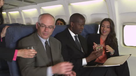 Business-travelers-with-drinks