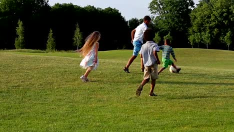 Kinder-spielen-am-Abend-Lichtung.