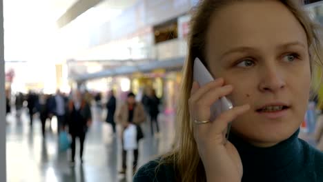 Frau-reden-am-Telefon-am-Bahnhof