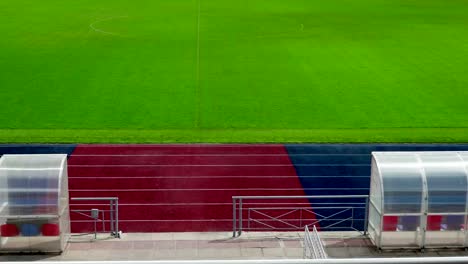 Konzept-Sport---leere-Stadion-vor-oder-nach-dem-Wettkampf.-Dolly,-links-rechts