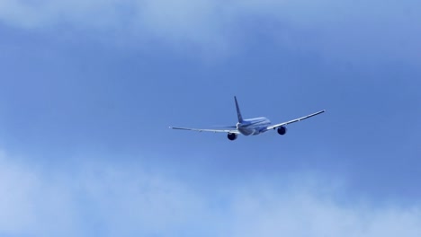 Jet-Flugzeug-fliegen-in-blauen-Himmel