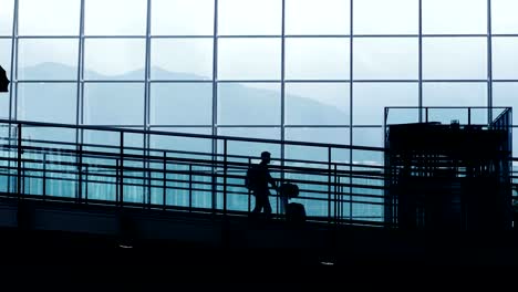 Siluetas-de-los-viajeros-en-el-aeropuerto.