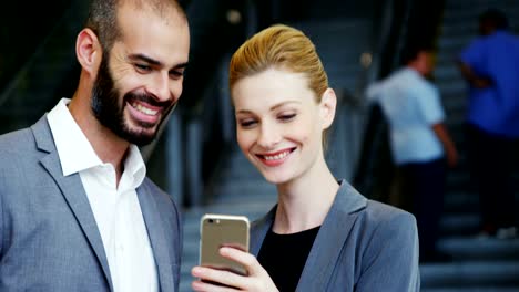 Las-personas-de-negocios-observando-un-teléfono-inteligente