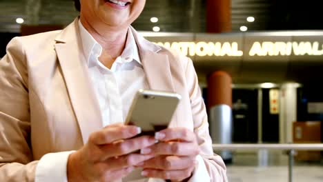 Businesswoman-using-a-smartphone