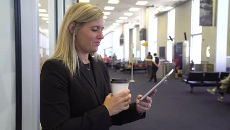 Mujer-de-negocios-usando-tableta-digital-en-el-aeropuerto