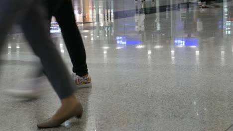 Tourists-at-airport