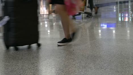 Tourists-at-airport