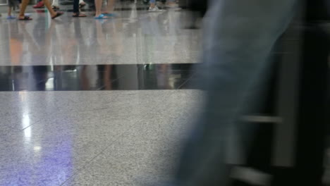 Tourists-at-airport