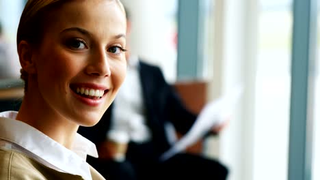 Hermosa-Mujer-sonriendo