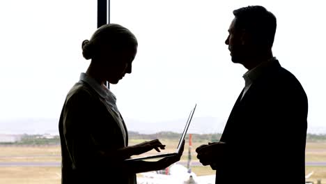 Hombre-de-negocios-y-de-la-mujer-en-laptop