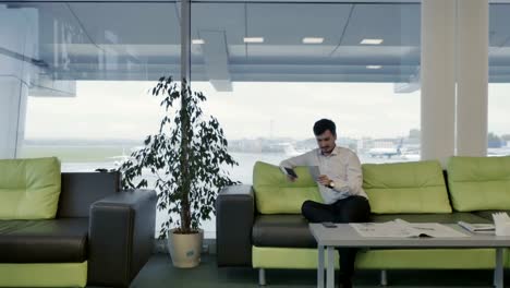 Happy-businessman-in-the-airport-lounge-hall