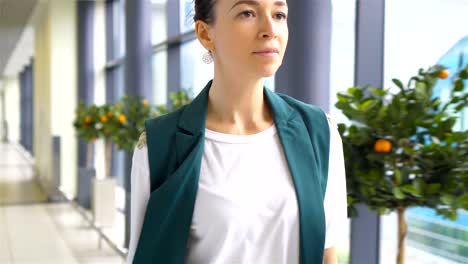 Mujer-joven-con-el-equipaje-en-el-aeropuerto-internacional-de-caminar-con-su-equipaje.-Pasajeros-de-la-aerolínea-en-un-salón-del-aeropuerto-esperando-el-avión-de-vuelo