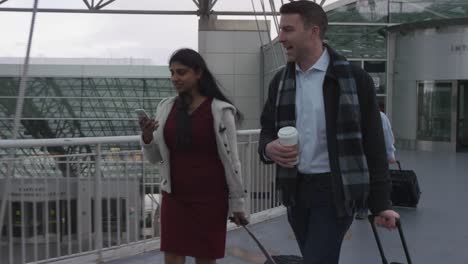 Business-people-walking-at-airport