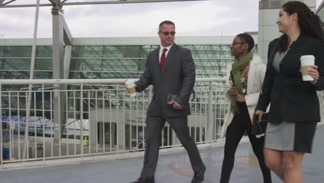 Business-Menschen-zu-Fuß-in-Flughafen