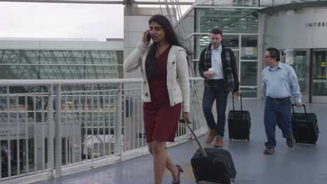 Business-Menschen-zu-Fuß-in-Flughafen