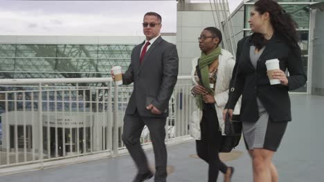 Business-people-walking-at-airport