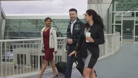 Business-people-walking-at-airport