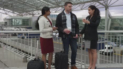 Grupo-de-gente-de-negocios,-reuniones-y-hablar-en-el-aeropuerto