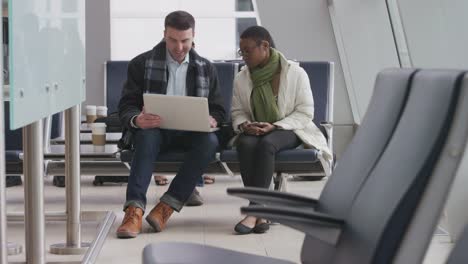 Unternehmer-und-Unternehmerin-treffen-am-Flughafen