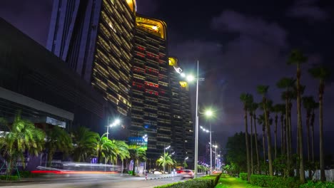 China-Nacht-Beleuchtung-Zhuhai-Bay-Hotel-Komplex-Verkehr-Straße-Panorama-4k-Zeitraffer