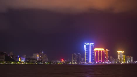 iluminada-de-noche-China-zhuhai-paisaje-urbano-Bahía-Costa-panorama-4k-timelapse