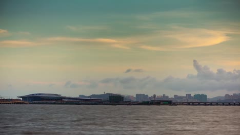 China-Sonnenuntergang-Himmel-Zhuhai-Stadt-Bay-Flughafen-komplexen-Brücke-Panorama-4k-Zeitraffer