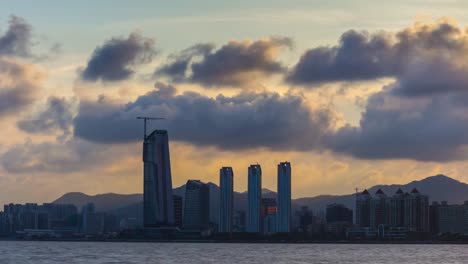 China-cielo-atardecer-zhuhai-paisaje-urbano-Bahía-hotel-construcción-panorama-4k-timelapse
