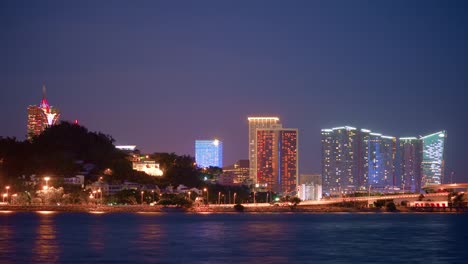 China-Twilight-Zhuhai-Bucht-Macau-Stadt-berühmten-Hotels-Küste-Panorama-4k-Zeitraffer