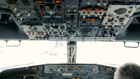 Piloto-empuja-botones-en-panel-del-avión