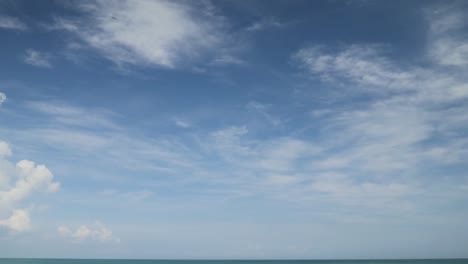 Flugzeug-Landung-auf-der-Insel-Bali-Flughafen-unter-blauen-Meer-mit-Wellen-am-Horizont