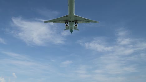 Flugzeug-Landung-auf-der-Insel-Bali-Flughafen-unter-blauen-Meer-mit-Wellen-am-Horizont