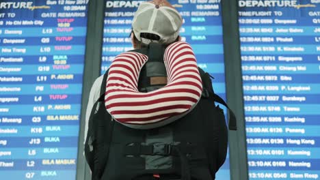 Backpacker-Überprüfung-Fluginformationen-auf-digitale-Kalender-in-Iairport-anzeigen