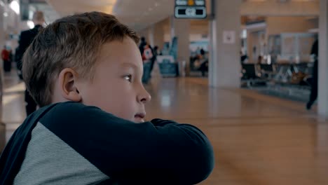 Child-on-moving-walkway-at-the-airport