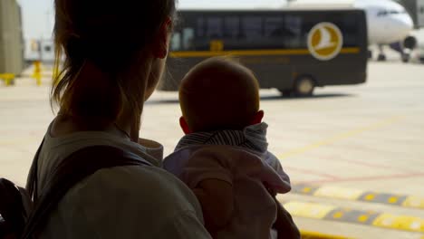 Mutter-mit-Baby-am-Flughafen-bleiben