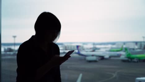 mujer-en-el-aeropuerto-esperando-el-vuelo