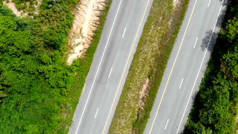 Drone-disparó-vista-aérea-de-alto-ángulo-del-tráfico-de-carretera-en-el-campo,-el-transporte-de-coches-camiones-y-motos