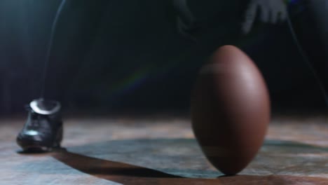 Fußball-Ball-Spinning-auf-schwarzem-Hintergrund