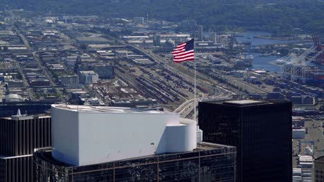 Bandera-americana-ondeando-en-la-construcción-de-la-antena-superior-lenta