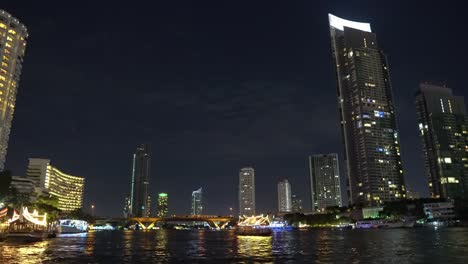 edificios-de-oficinas-en-la-orilla-del-río-en-la-noche.-Centro-de-negocios-de-la-metrópoli