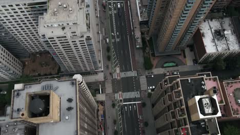 Luftaufnahmen-über-Verkehr-kippen-bis-Manhattan-Skyline-Gebäude-New-York-City-fliegen