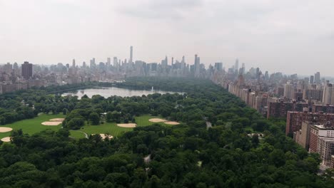 Central-Park-Antenne-voran-über-Wiese-Manhattan-New-York-City