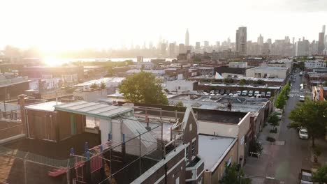 sobre-edificios-de-Brooklyn,-revelando-el-skyline-de-Manhattan-en-New-York-City-al-atardecer