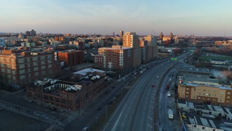 Luftaufnahmen-von-Harlem,-New-York-City-bei-Sonnenuntergang