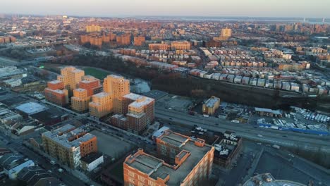 Luftaufnahmen-von-Harlem,-New-York-City-bei-Sonnenuntergang