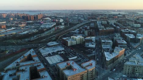 Luftaufnahmen-von-Harlem,-New-York-City-bei-Sonnenuntergang