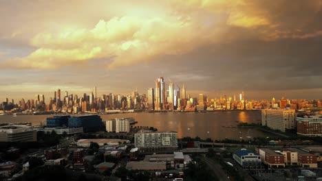 Vista-aérea-espectacular-de-la-noche-en-la-ciudad-de-Nueva-York-serie-4k