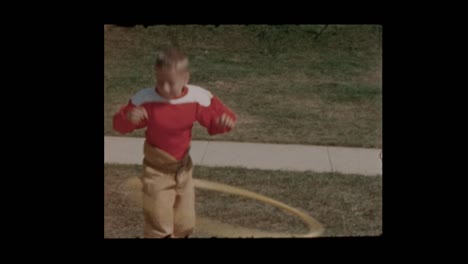 1956-Young-Boy-im-Fußball-einheitliche-macht-Hula-Hoop