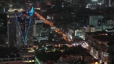 Draufsicht-auf-eine-urbane-Landschaft-in-der-Nacht.-Eine-geschäftige-Metropole-mit-Wolkenkratzern-und-Straßen