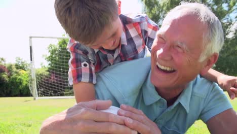 Zeitlupe-Aufnahme-eines-Großvater-und-Enkel-mit-Football