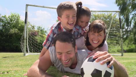 Familie-spielen-Fußball-In-Garden-Together